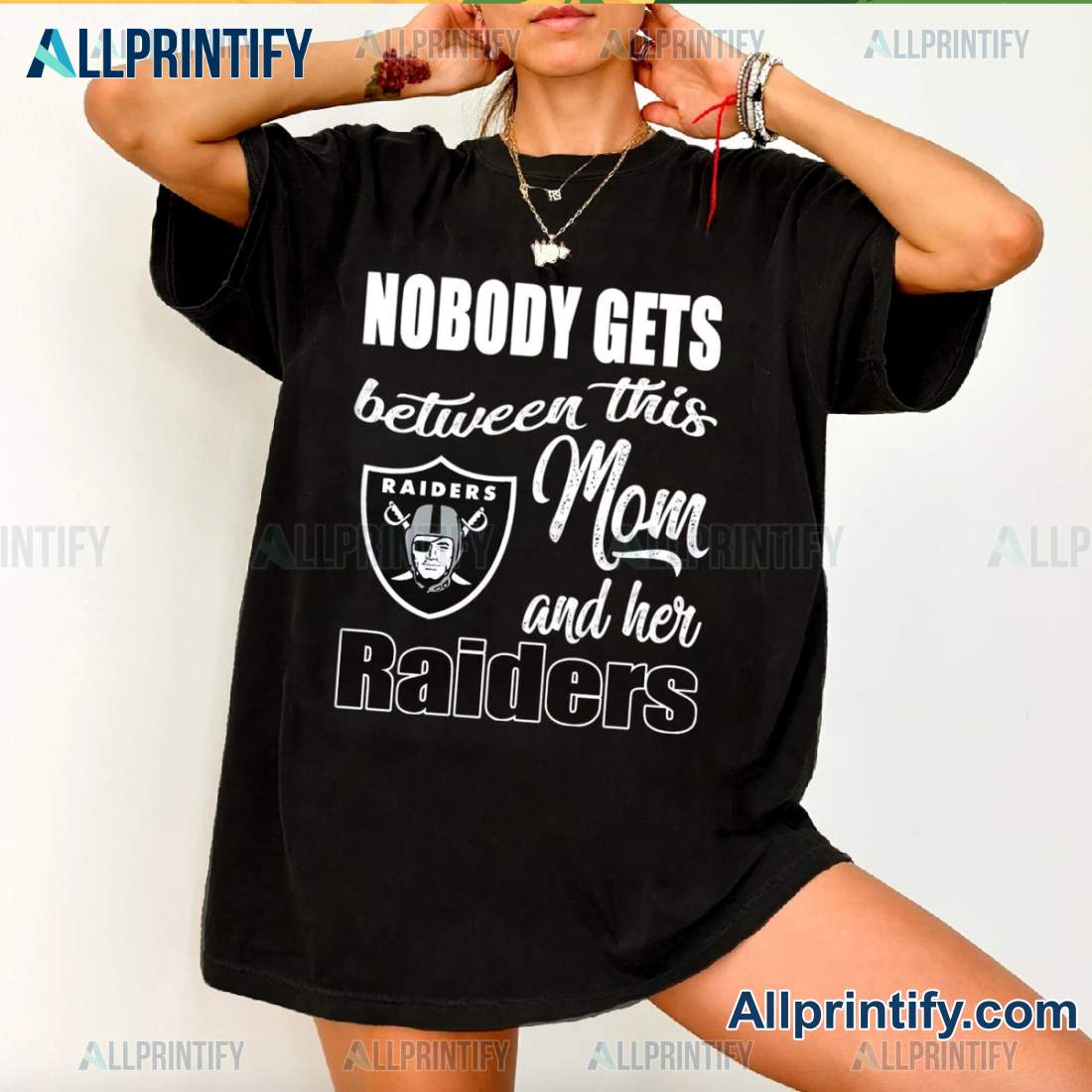 Nobody Gets Between Mom And Her Raiders 2d Unisex T-shirt GZf6AqW